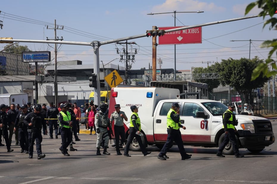 Peritos de la Fiscalía estatal laboran junto al camión de la Guardia Nacional involucrado en el choque fatal. Foto Especial