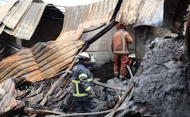 Se reavivan residuos del incendio en la colonia Centro Industrial donde murió un bombero en Tlalnepantla