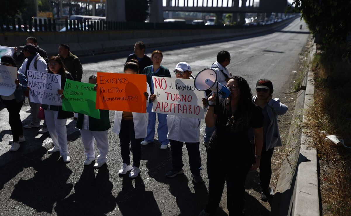 Los manifestantes no retirarán el bloqueo hasta que llegue alguna autoridades  federales y estatales con una solución a sus demandas laborales. Foto: Diego Simón / El Universal Estado de México
