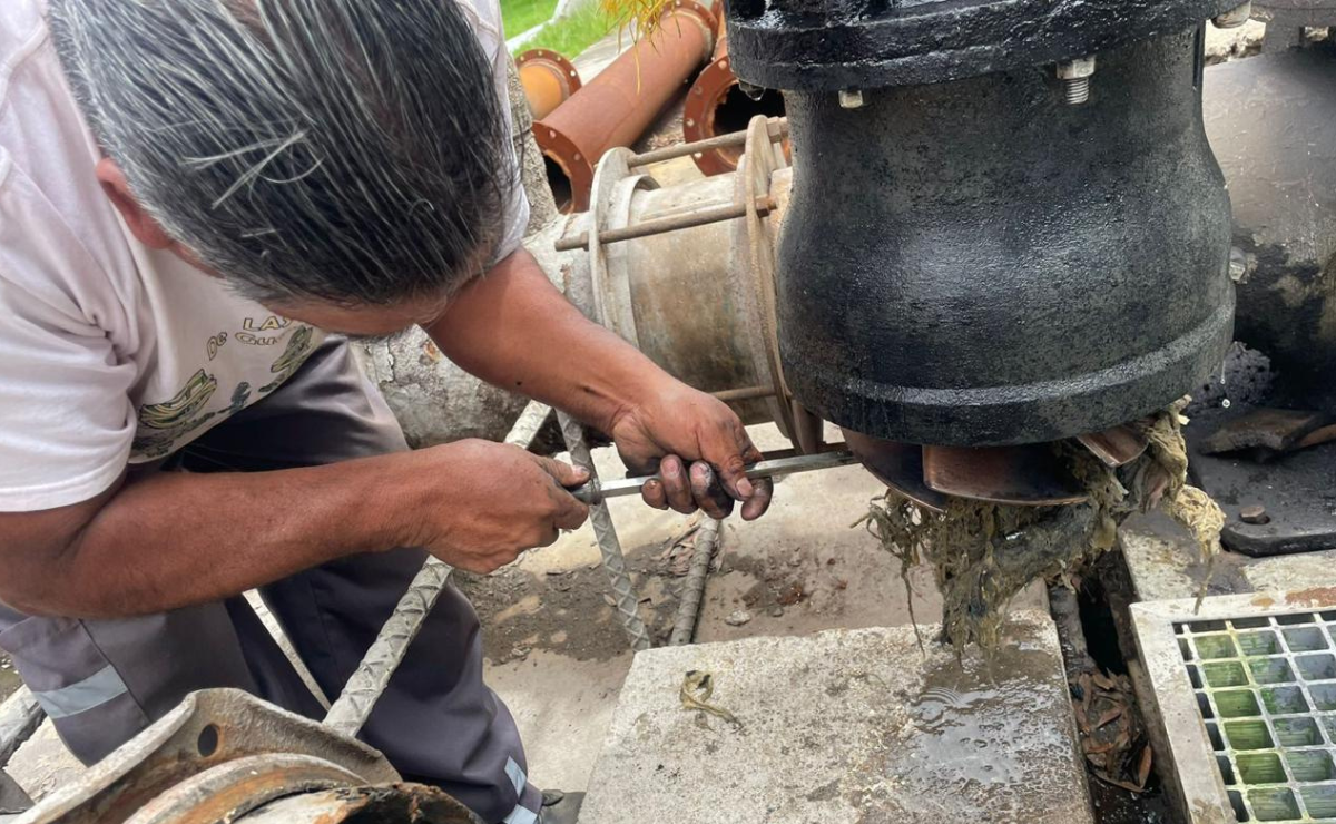 Vista de los trabajos del OAyST para mantener limpios y operativos los cárcamos de bombeo en Toluca, una medida clave ante la temporada de lluvias. Foto: Especial