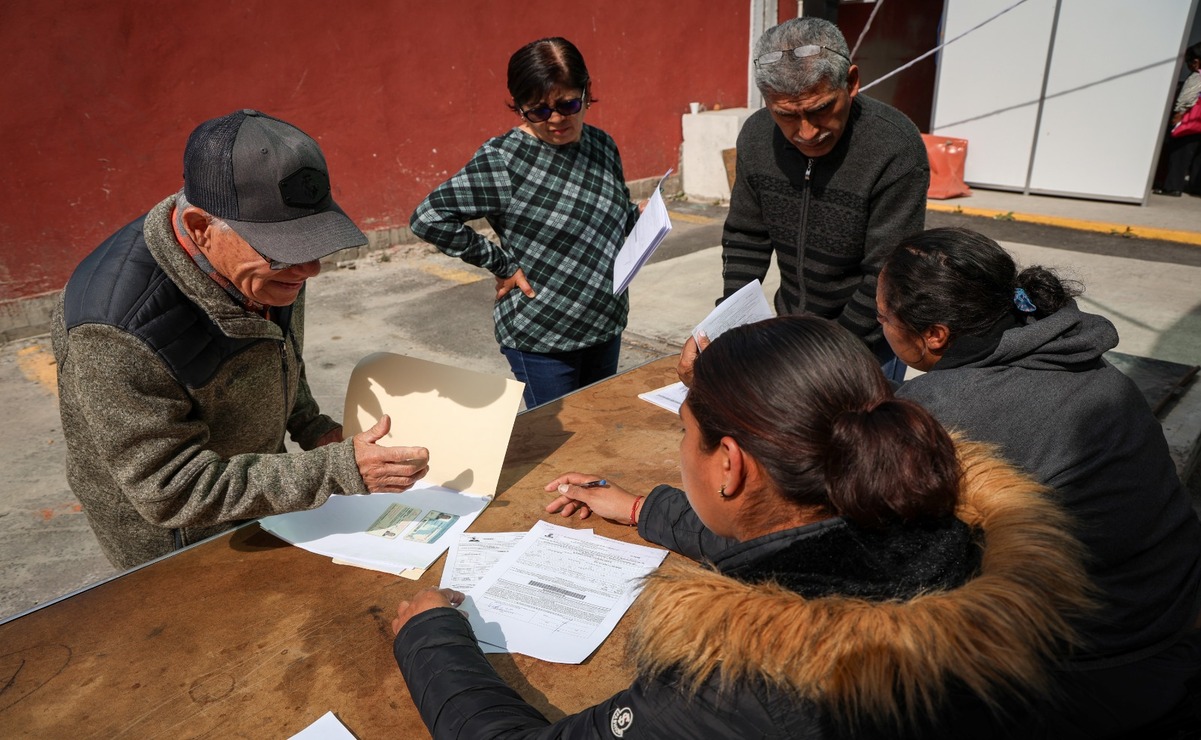 A pesar del frío, miles de adultos mayores cumplieron con sus pagos en la Tesorería. Foto: Luis Camacho