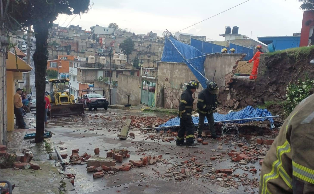 Impacto de la lluvia: La barda de la primaria Niño Artillero en Atizapán colapsó por el reblandecimiento de la tierra, sin dejar heridos. Foto: Especial