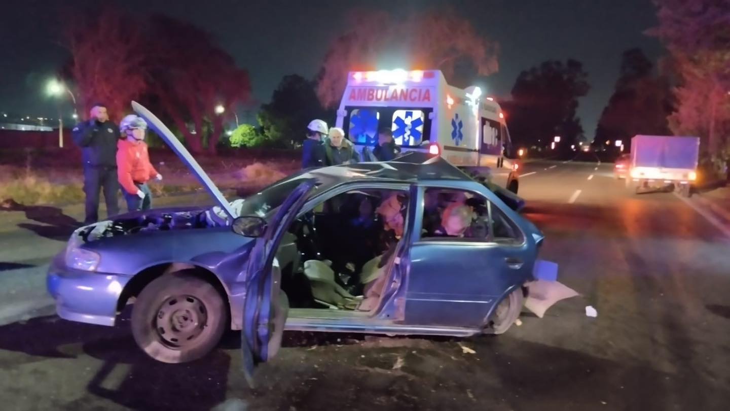 El accidente se registro durante la madrugada de este lunes en la carretera Toluca-Tenango del Valle, a la altura del puente de Metepec. Foto: Especial