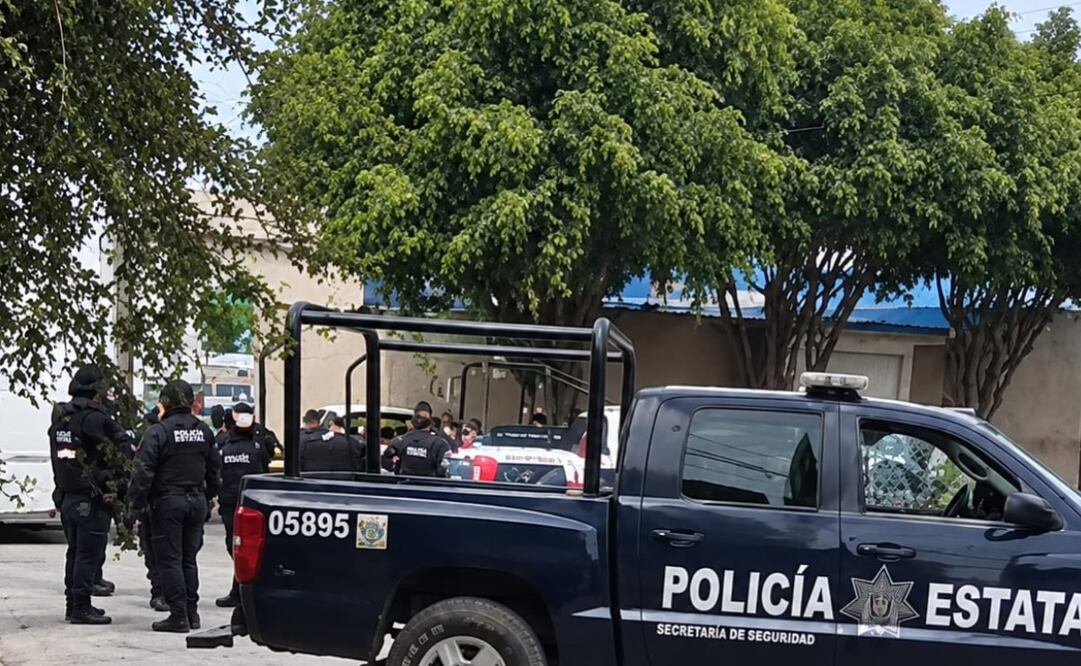Autoridades acordonaron la zona donde fueron localizados los dos cuerpos en San Lucas Patoni. Foto especial