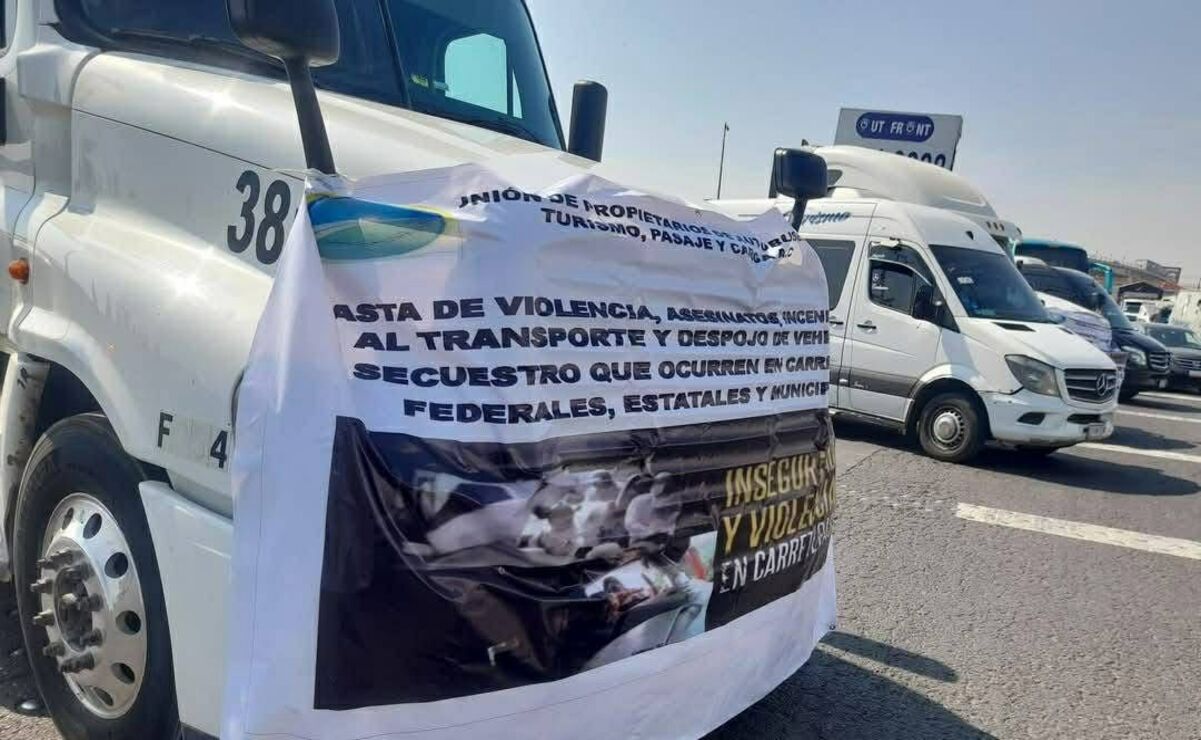 Transportistas bloquean la México-Querétaro: exigen alto a la violencia y secuestros en carreteras