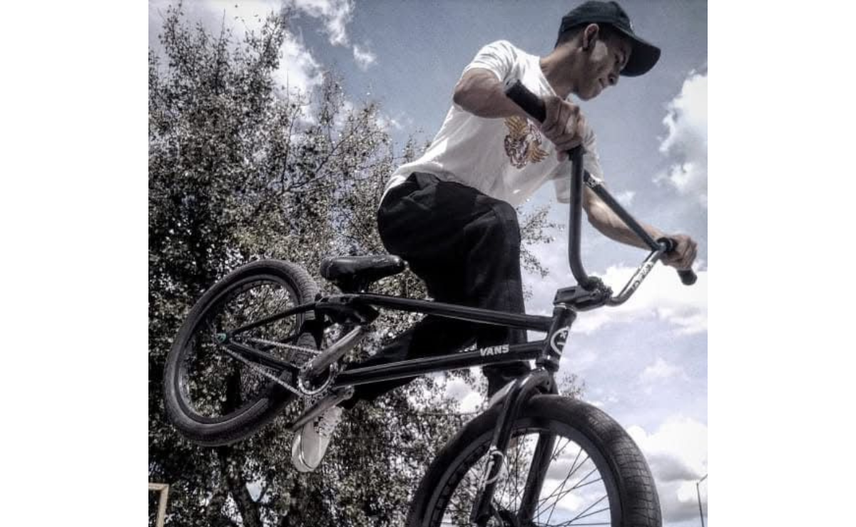 Edgar González, originario de San Martín Toltepec, celebra su victoria en la competencia regional de BMX. Foto: Especial