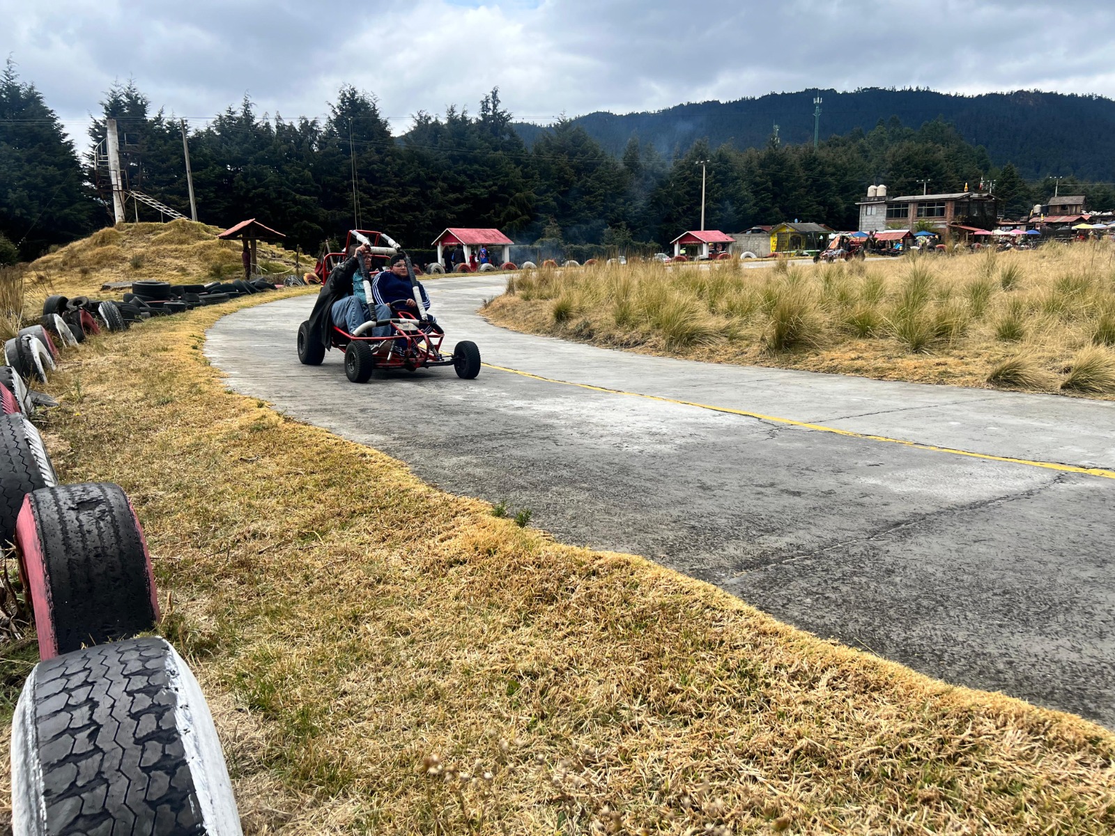 Aventura y adrenalina en La Marquesa. La tirolesa es una de las actividades más solicitadas por los visitantes. Foto Alejandro Vargas