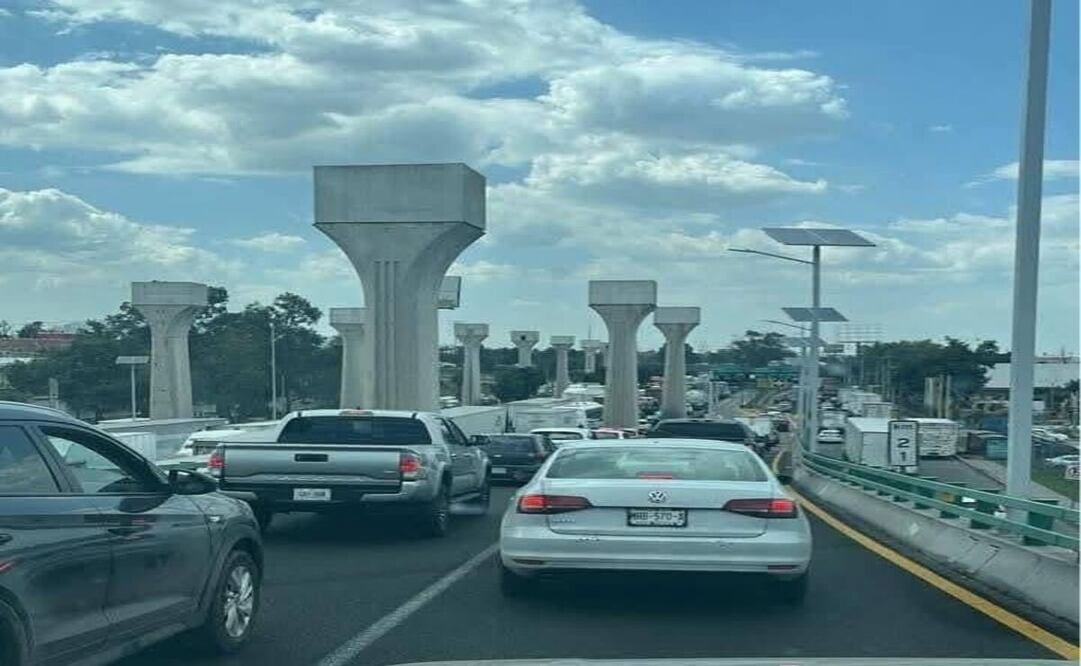 Automovilistas señalan haberse quedado atrapados entre el congestionamiento vial / Foto: Especial