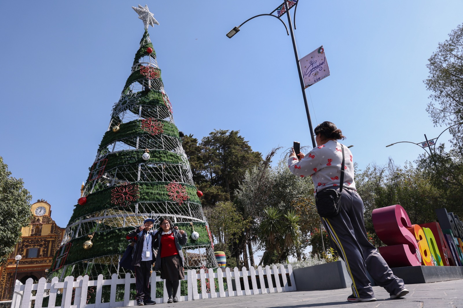 Cada año cambia la temática bajo la que adornan el árbol, haciendo referencia a la madera. Foto Aturo Hernández