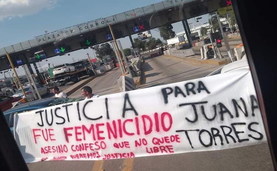 Manifestantes se encuentra bloqueando el paso en ambos sentidos de la autopista México-Querétaro Foto: Especial