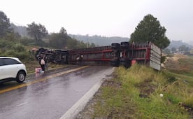 Carretera Naucalpan Toluca permaneció cerrada ayer por volcadura de tráiler