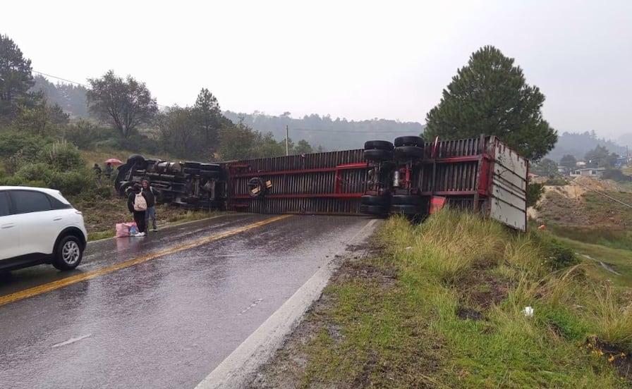 Carretera Naucalpan Toluca permaneció cerrada ayer por volcadura de tráiler