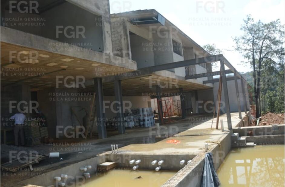 La Fiscalía General de la República (FGR) en el Estado de México ejecutó una orden de cateo en un predio ubicado en el municipio de Valle de Bravo. Foto: especial