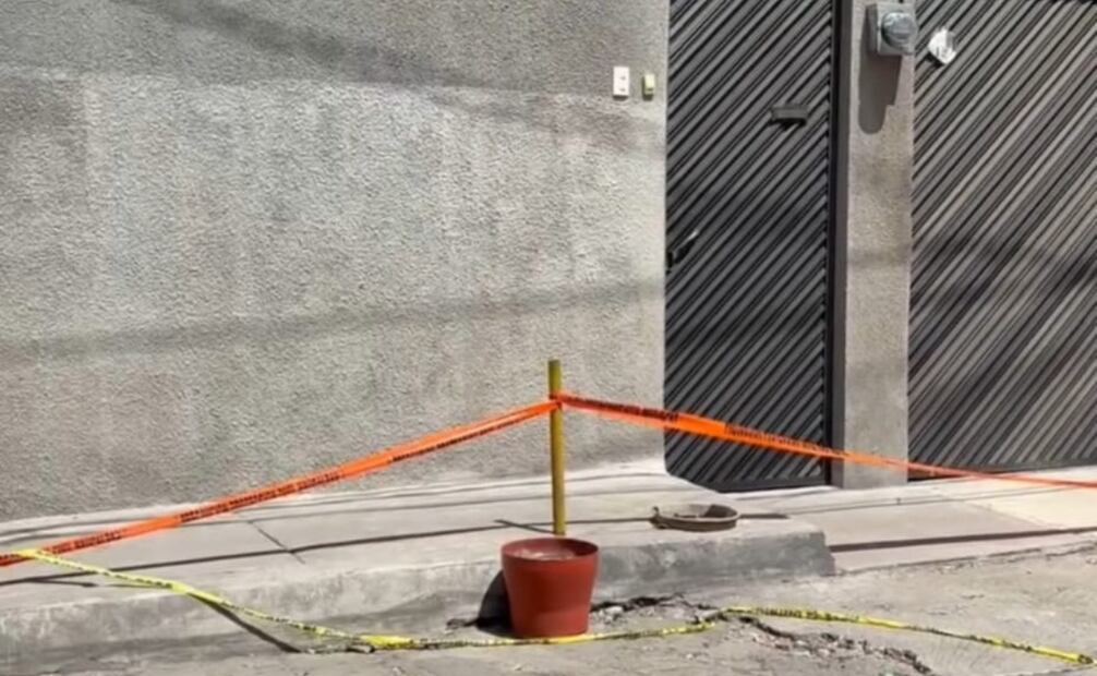 Protección Civil mantiene restringido el paso vehicular y peatonal para evitar vibraciones que afecten el suelo inestable. Foto Especial