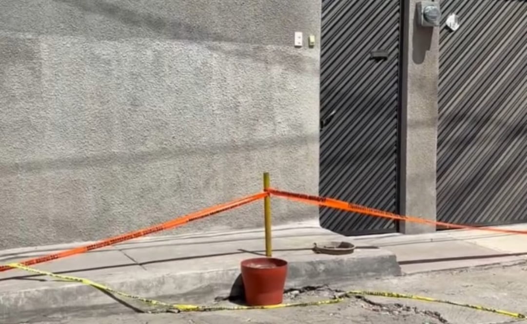 Protección Civil mantiene restringido el paso vehicular y peatonal para evitar vibraciones que afecten el suelo inestable. Foto Especial