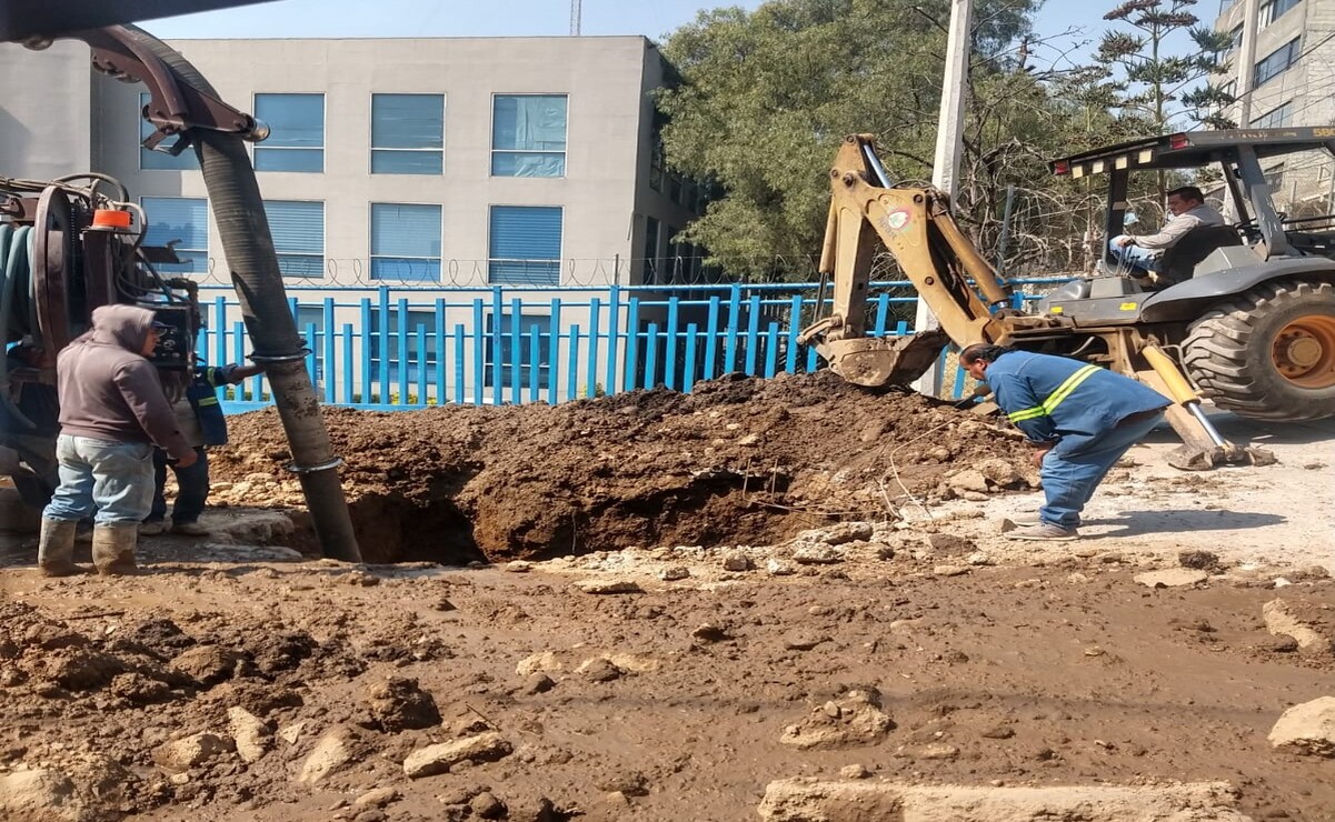 El organismo de agua APAST de Tultitlán reparo la fuga de agua que también reventó el pavimento. Foto: Especial
