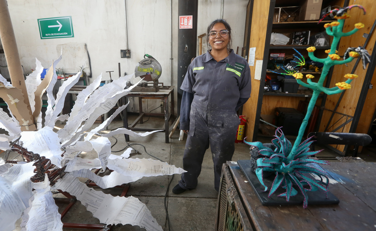 Paty trabajó una pieza en donde creó un maguey en etapa floral, acompañado de quiotes y sus colonizadores predilectos: los murciélagos. Foto: Luis Camacho