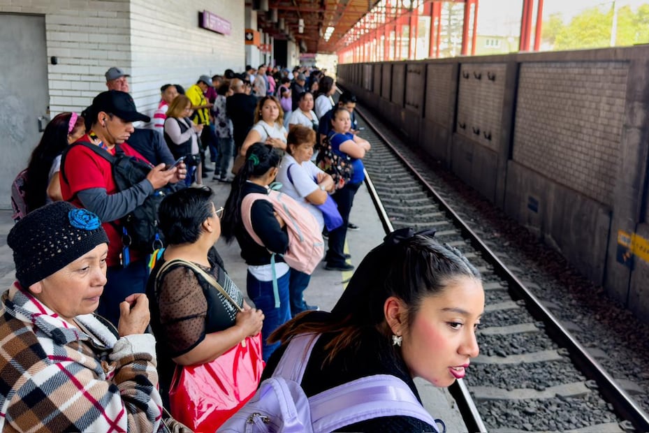 En la estación Santa Martha, donde los usuarios hacen transbordo al Trolebús o Cablebús, la espera fue similar para que pudieran abordar su sistema de transporte público. Foto: Hugo Salvador