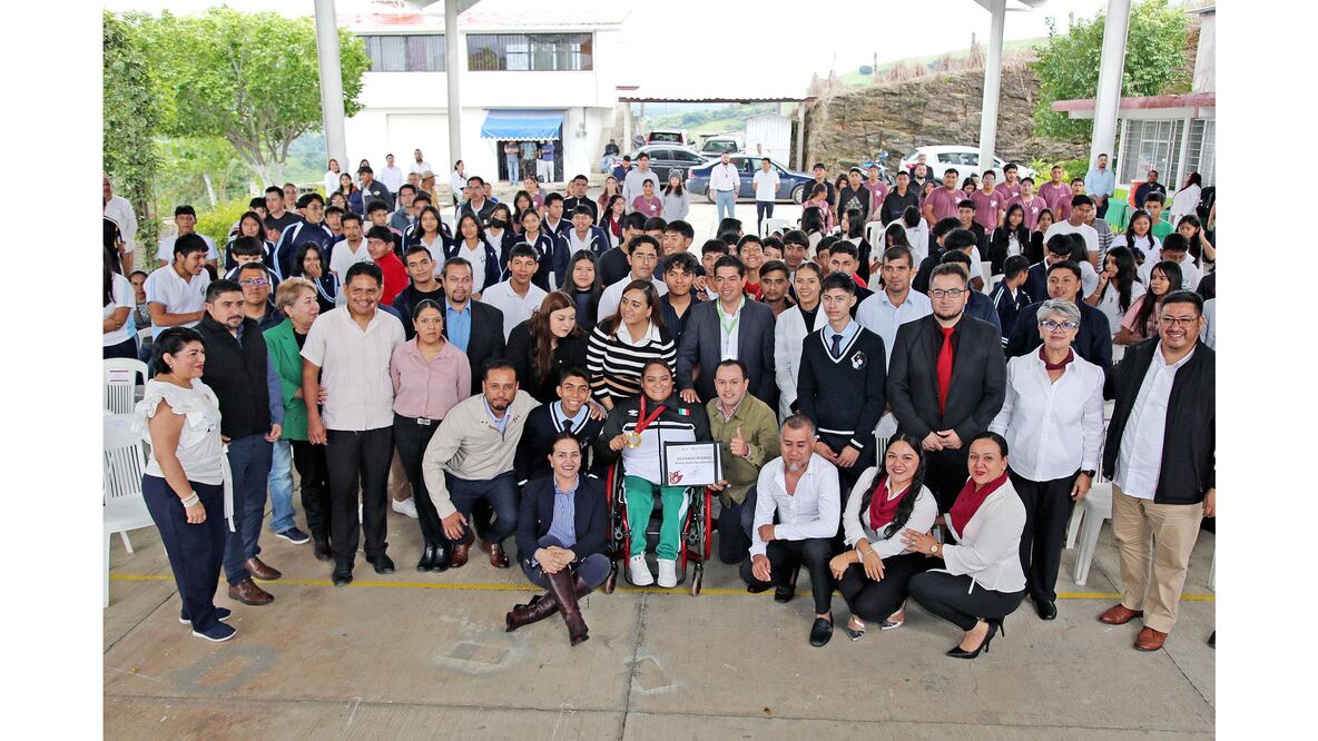 Gloria Zarza participo en la jornada “Camino a la Meta” en el Centro de Bachillerato Tecnológico de San Miguel Ixtapan, Tejupilco. Foto: Especial