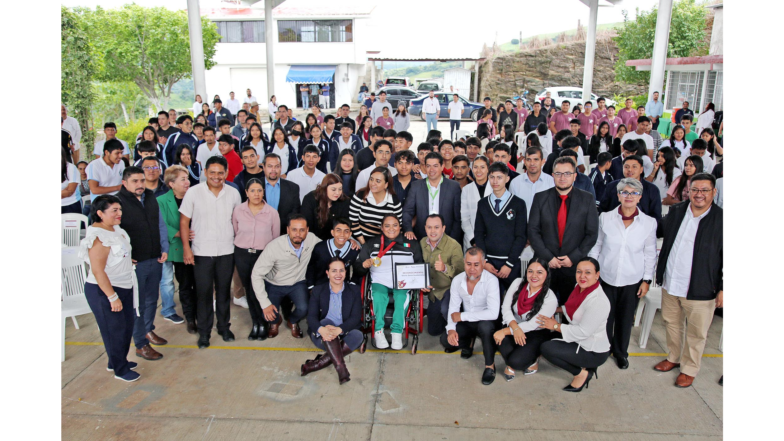 Gloria Zarza Guadarrama motiva a jóvenes para que no abandonen sus estudios