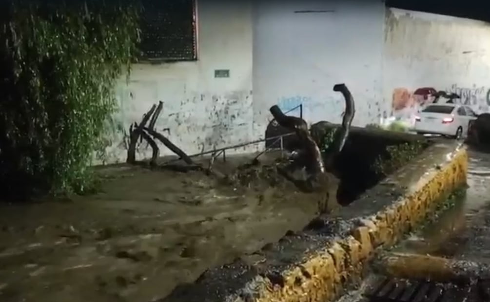 El Río Hondo superó su capacidad de cauce este lunes, provocando inundaciones en las vialidades aledañas. Foto Especial