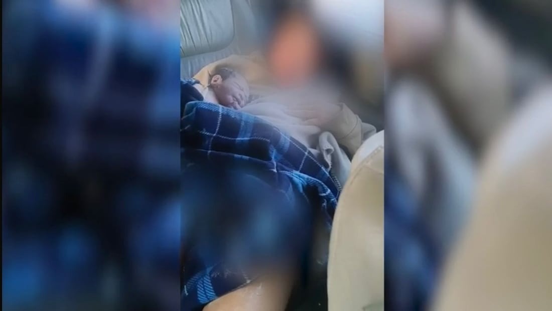 El parto se adelantó a la altura de una gasolinera en el centro de Tecámac mientras la madre era trasladada al hospital. Foto: Especial