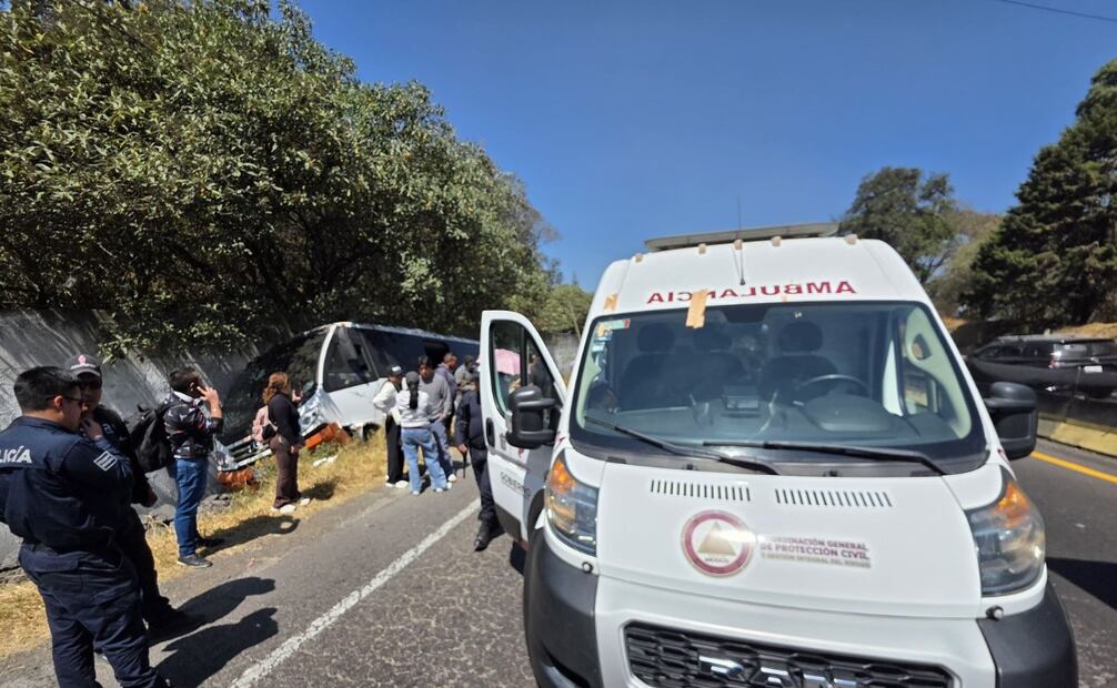 Elementos de la Guardia Nacional y la Secretaría de Seguridad resguardan la zona del siniestro en Tlalmanalco. Foto Especial