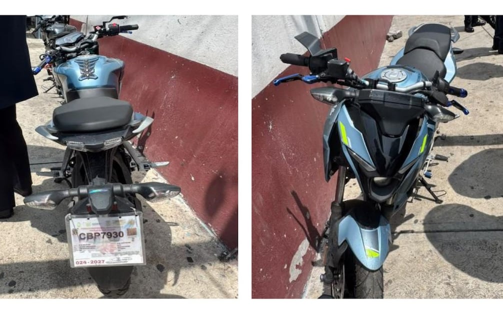 La motocicleta azul sin placas en la que presuntamente huían los sospechosos también fue asegurada. Foto especial