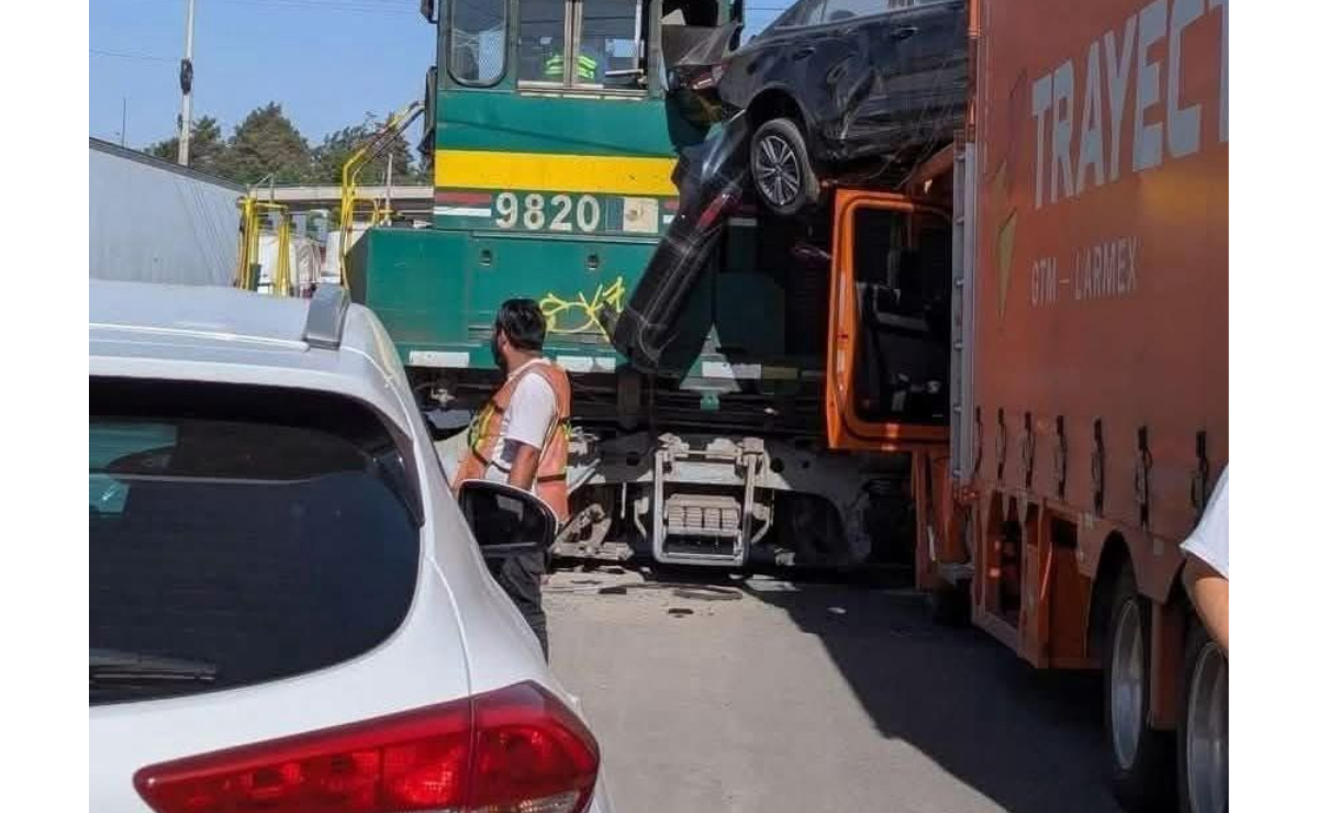 Choque de titanes en Cuautitlán: el fuerte impacto entre los dos vehículos generó caos en la zona Foto: Especial