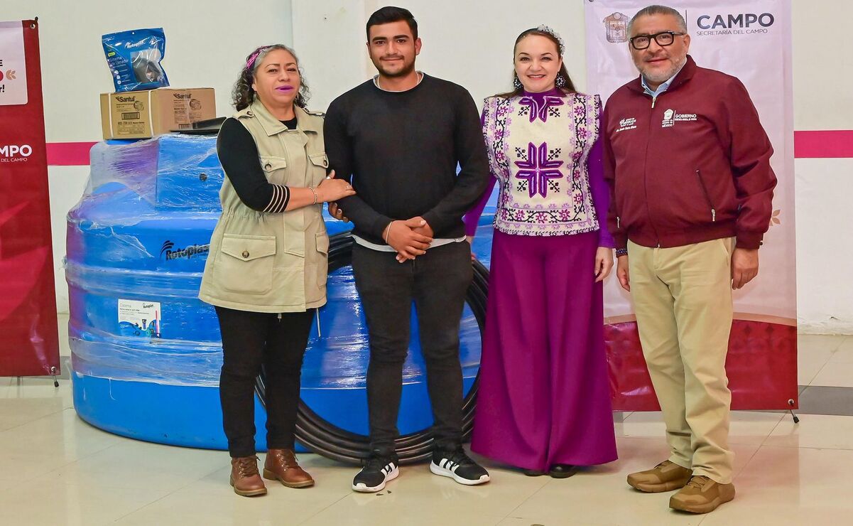 A nombre de Delfina Gómez, Horacio Duarte entregó los apoyos a las familias campesinas / Foto: Especial