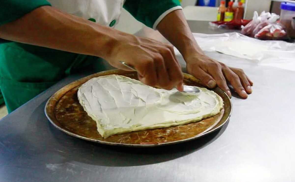 La pizza en forma de corazón va acompañada de dos malteadas / Foto Alejandro Vargas
