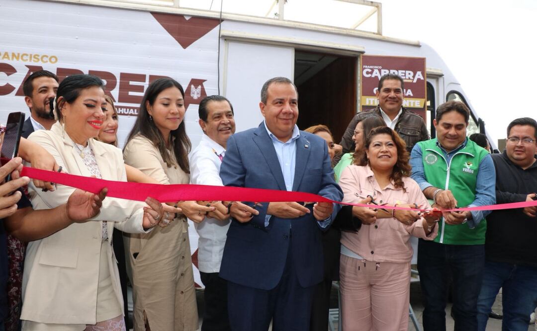 El regidor Francisco Cabrera de Nezahualcóyotl impulsando la oficina itinerante, clave para difundir el Plan Integral Oriente y sus beneficios a la comunidad. Foto: Especial