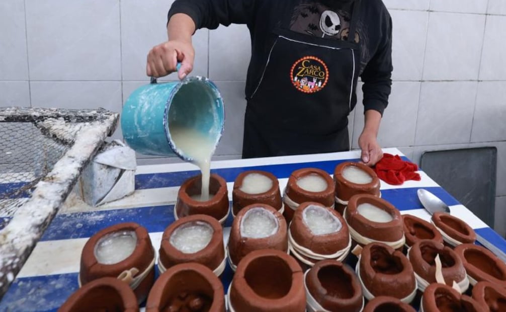 Las icónicas calaveras de azúcar cristalina se elaboran mediante el método de vaciado en moldes de barro amarrados a mano. Foto Alejandro Vargas / El Universal