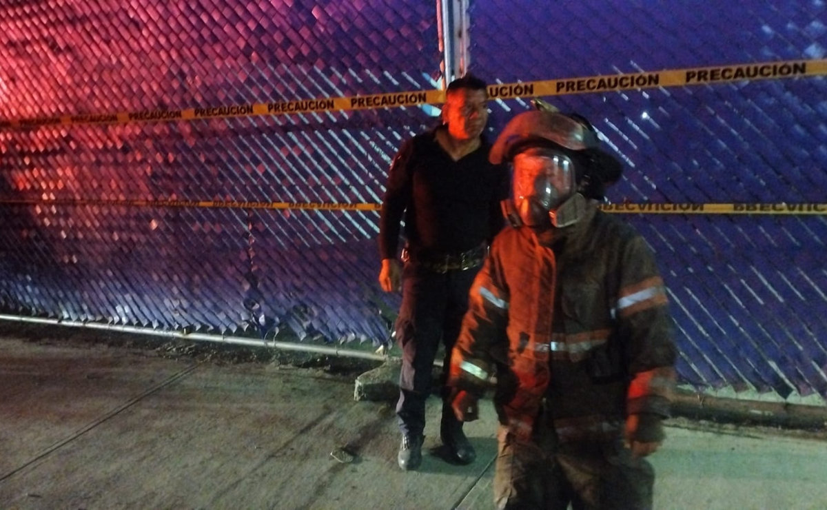 Momento de tensión: Bomberos combaten el incendio provocado por la fuga de gas en una estación de servicio de Ecatepec. Foto: Especial