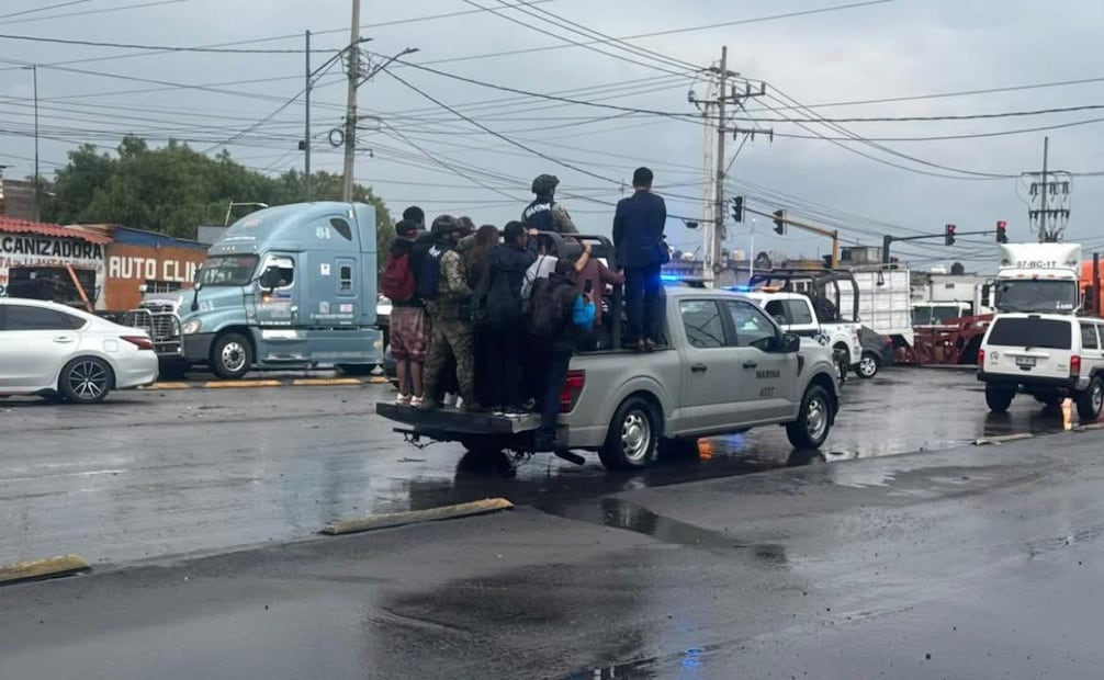 Fuerza de Tarea de la Marina y servicios municipales trabajan en conjunto para normalizar la vialidad en el municipio. Foto Especial