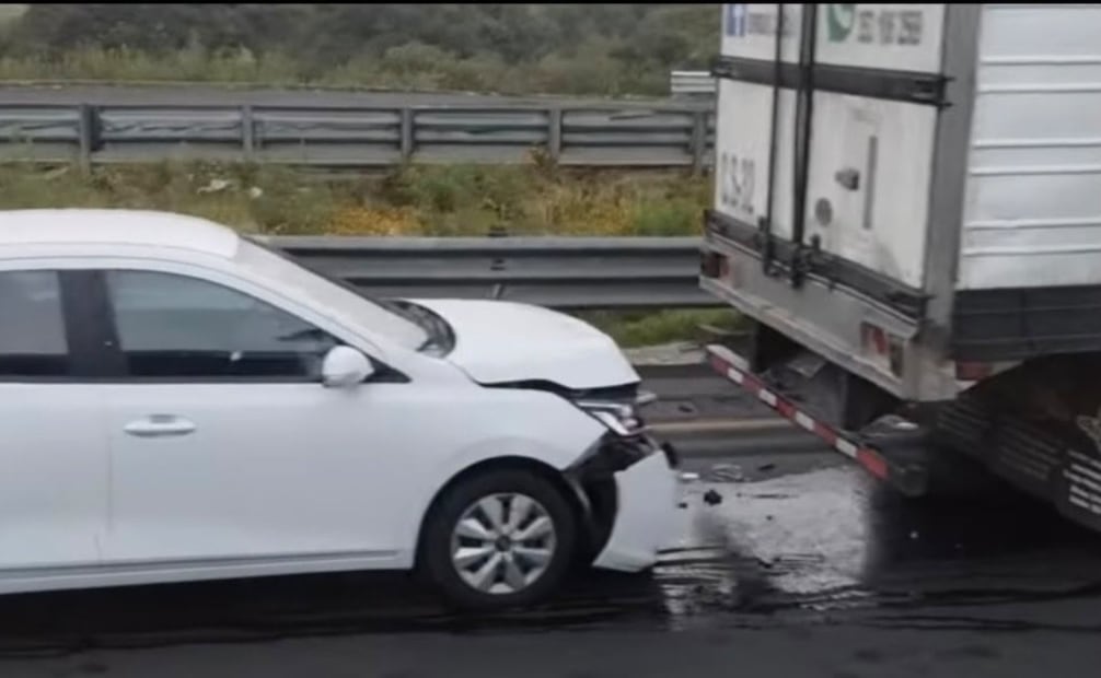 Dos unidades de carga y un vehículo particular estuvieron involucrados en el accidente. Foto especial