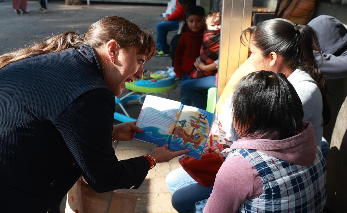 Regala libros a todos aquellos pequeños que pasan por alguna enfermedad / Foto Alejandro Vargas