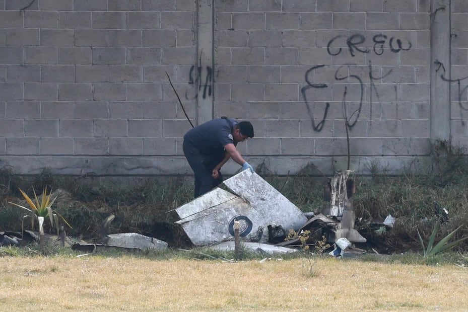 La Fiscalía General de la República recuperó la caja negra del jet XA-PRO; será clave para entender por qué cayó la aeronave. Foto Alejandro Vargas / El Universal