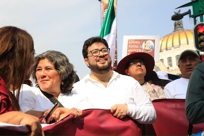 Se suman cerca de 10 mil naucalpenses a la marcha en el zócalo de la CDMX