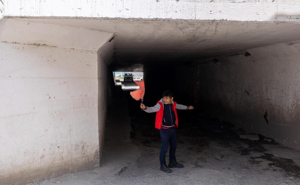 ¡Fiuuu, fiuuu! Es la señal que esperan los conductores de los vehículos que pretenden cruzar los bajo puentes de la autopista México-Puebla. Foto: Hugo Salvador / El Universal Estado de México