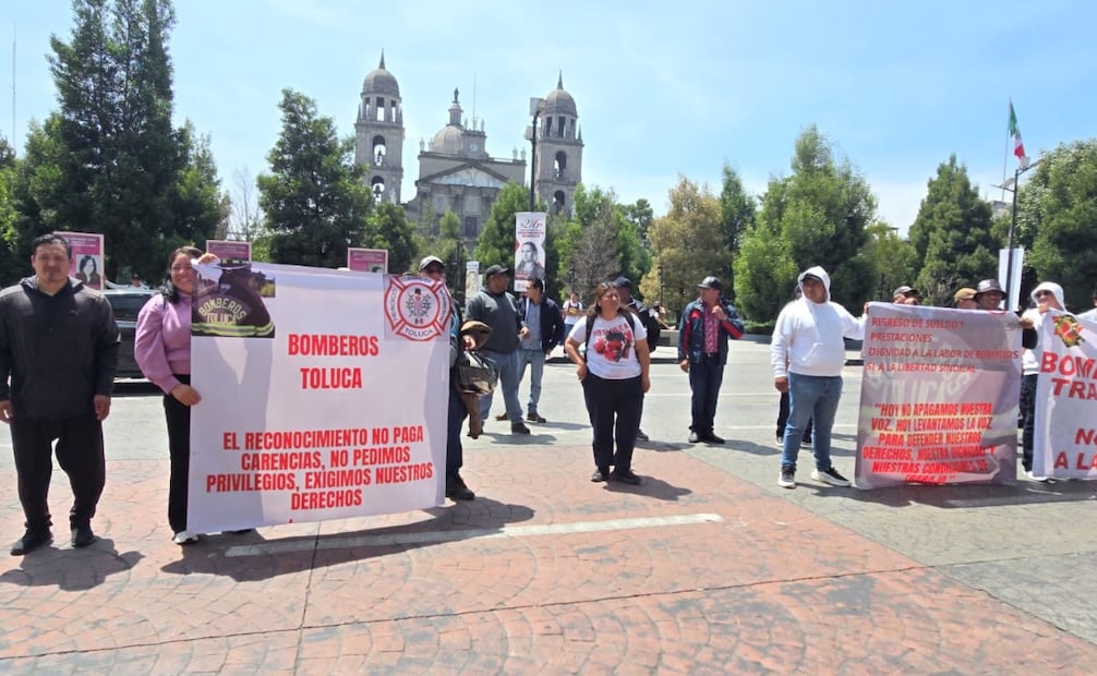 Con lonas y consignas, los vulcanos manifestaron su inconformidad frente al Palacio de Gobierno y el Palacio Municipal. Foto Alma Rodríguez / El Universal