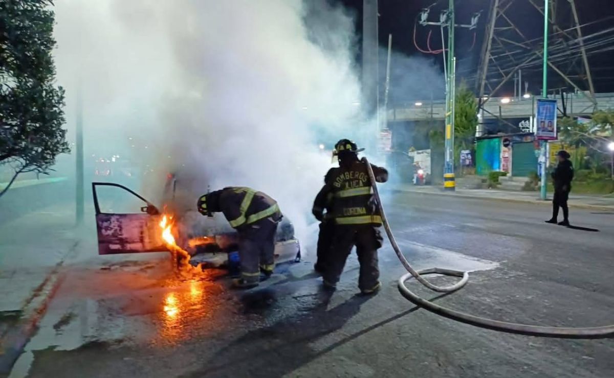 Falla mecánica provoca incendio de vehículo en Toluca; se recuerda la importancia del mantenimiento preventivo. Foto: Especial