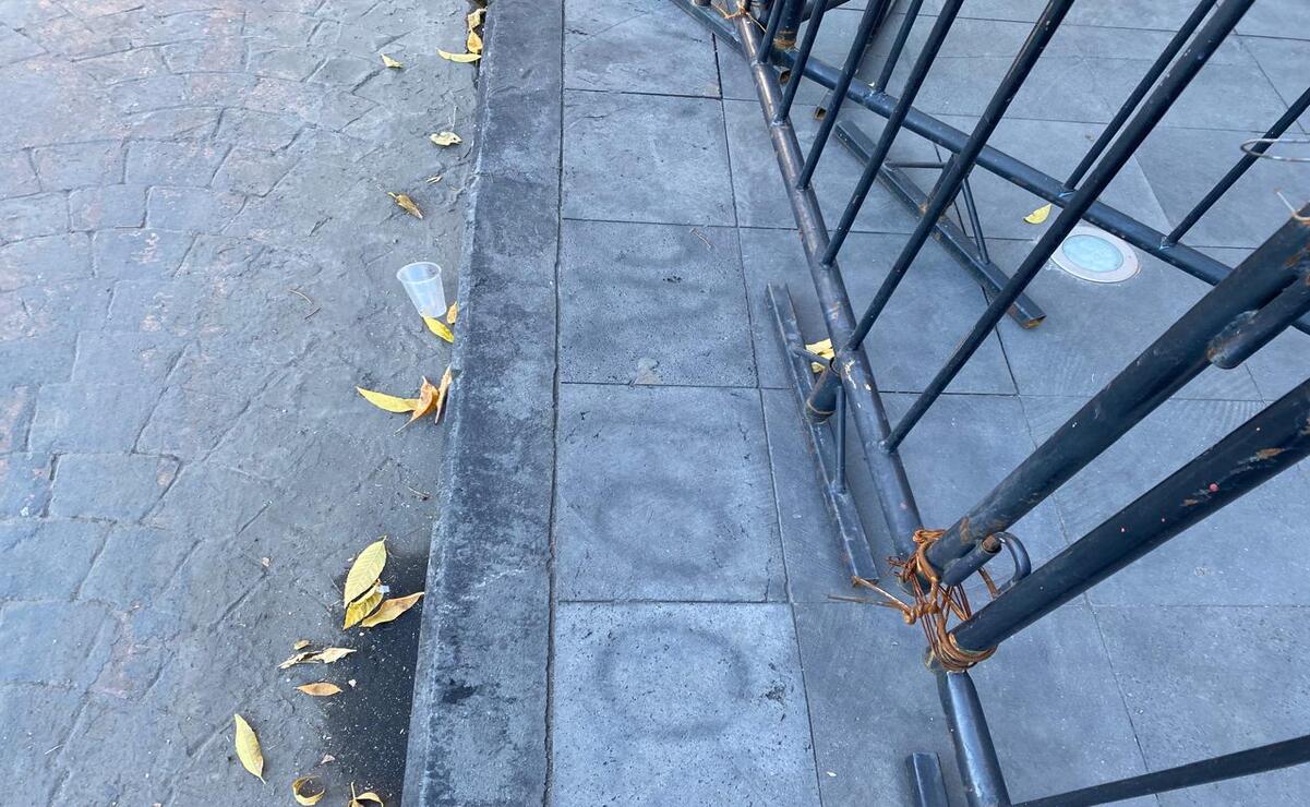 La invasión de los espacios destinados para el paso de los peatones dificulta aún más la movilidad. Foto: Vania Enciso