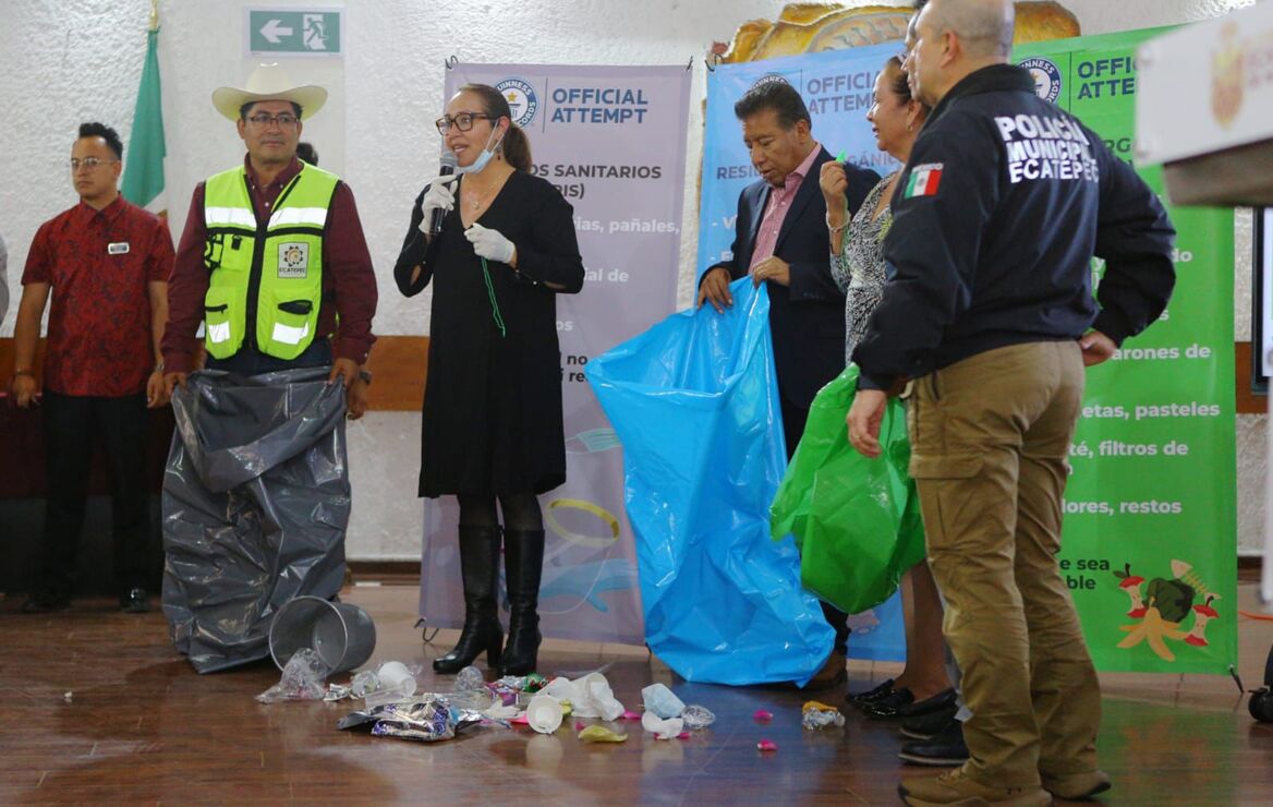 La alcaldesa Azucena Cisneros va por el récord en recolección de basura/foto especial
