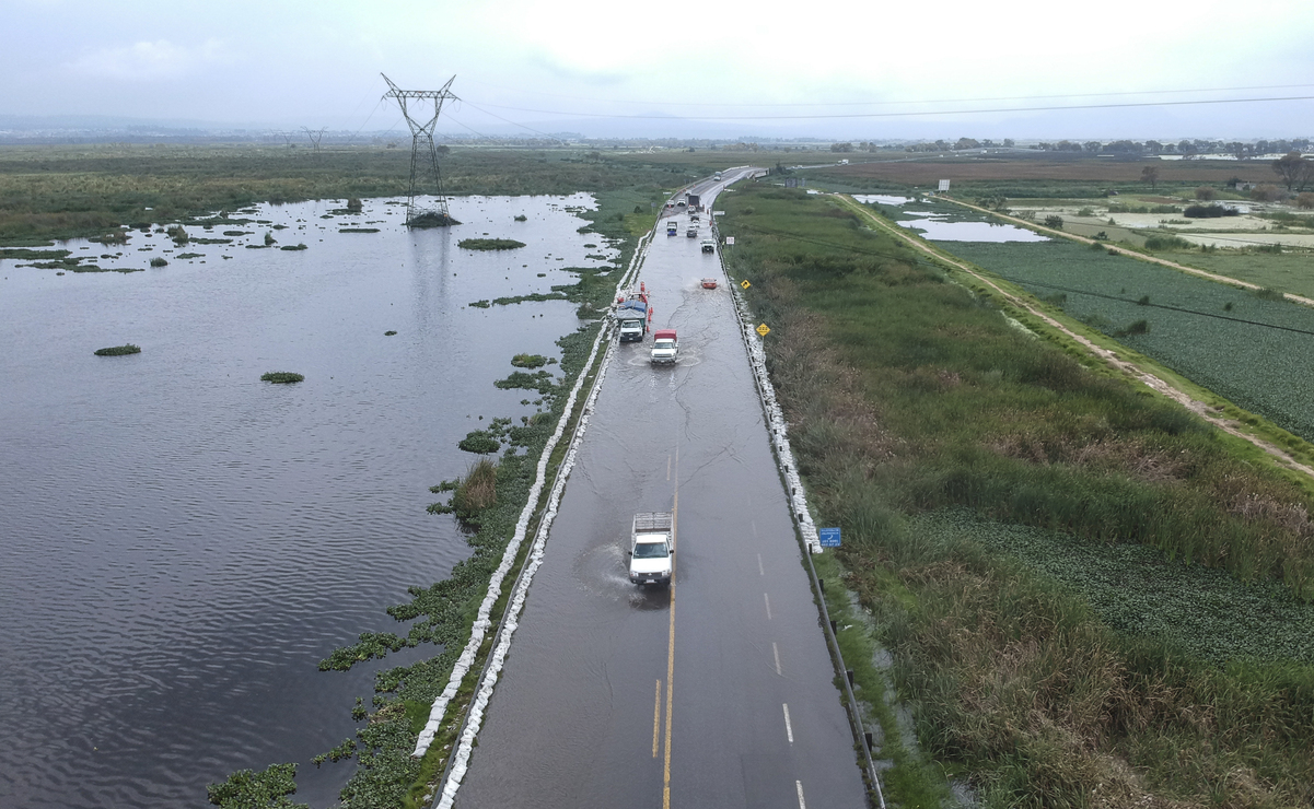 Desborde de Ciénegas de Lerma afecta circulación en la autopista Lerma-Tenango