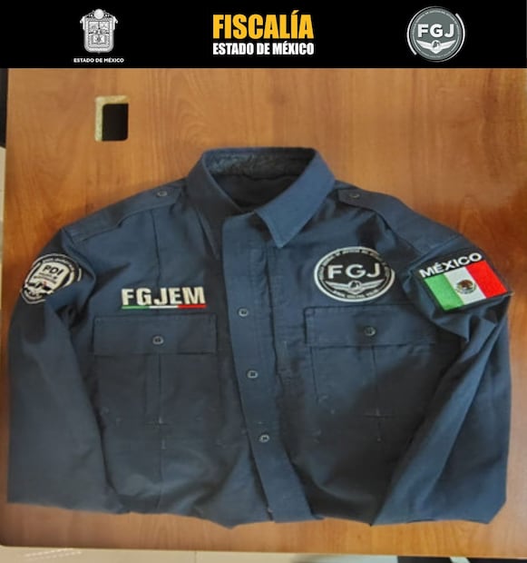 Durante la revisión, las autoridades encontraron una prenda con insignias de la Fiscalía estatal que no corresponde al uniforme oficial. Foto. Especial