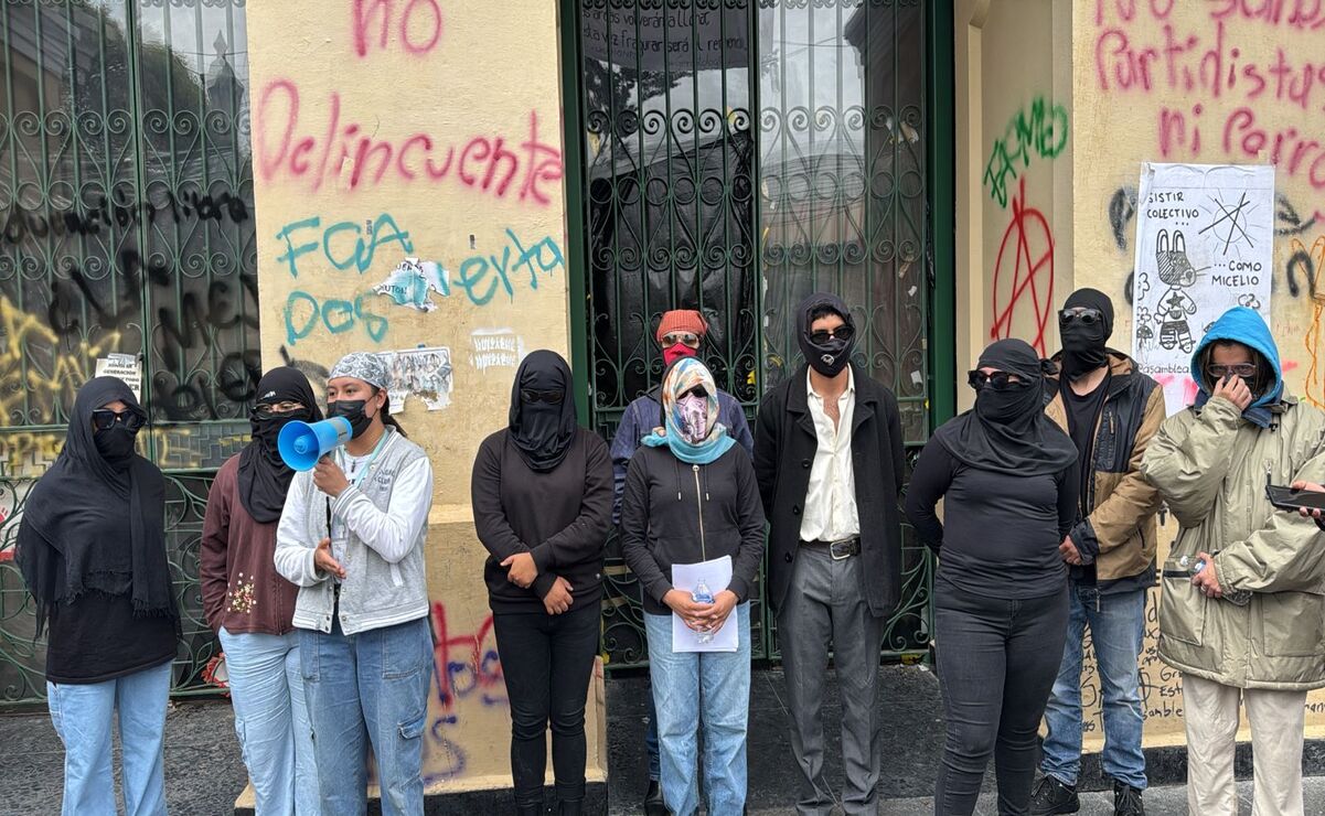 Integrantes del Enjambre Estudiantil Unificado, manifestaron su rechazo a la consulta para renovar el Estatuto Universitario. Foto: Roberto Guerrero / El Universal Estado de México
