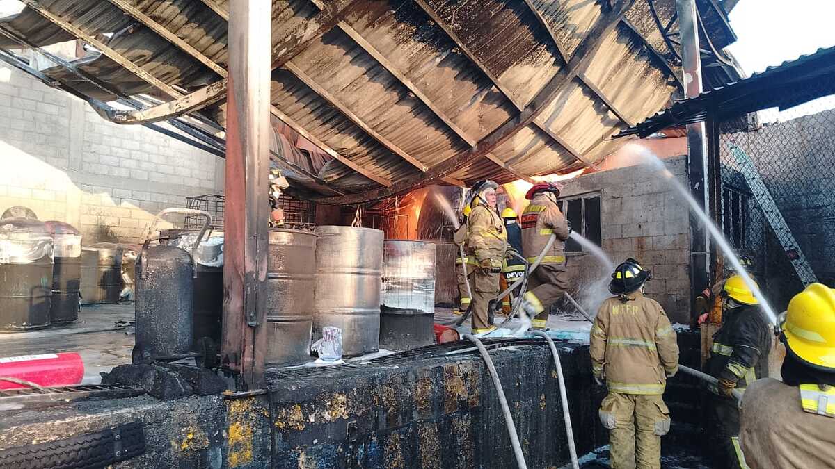 Incendio en Química Claus, Tianguistenco: bomberos combaten llamas y evacúan zona industrial