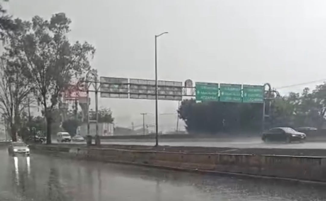 Automovilistas circulan con luces intermitentes y velocidad reducida sobre la carretera México-Querétaro a la altura de Perinorte. Foto Especial