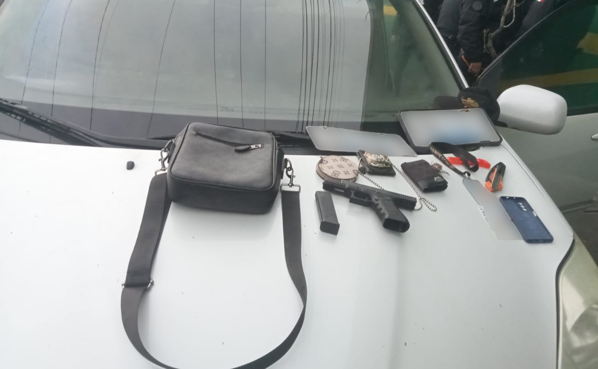 Cae pareja delictiva en Toluca. Uno de ellos menor de edad, portaban cristal, un arma y una credencial falsa de la Fiscalía. Foto: Especial
